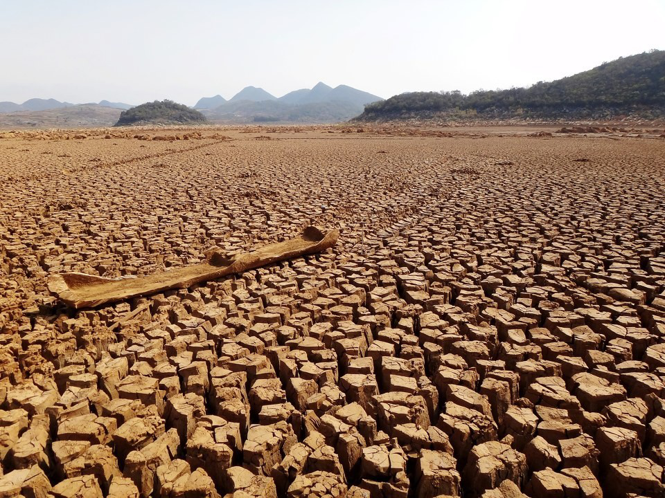 干旱缺水是世界性的问题,中国西部是地球上主要干旱带之一,由于中国